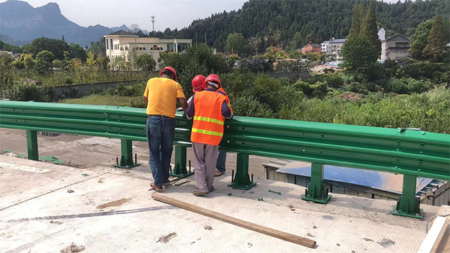 漯河高速公路护栏板的维护确保道路安全的关键环节